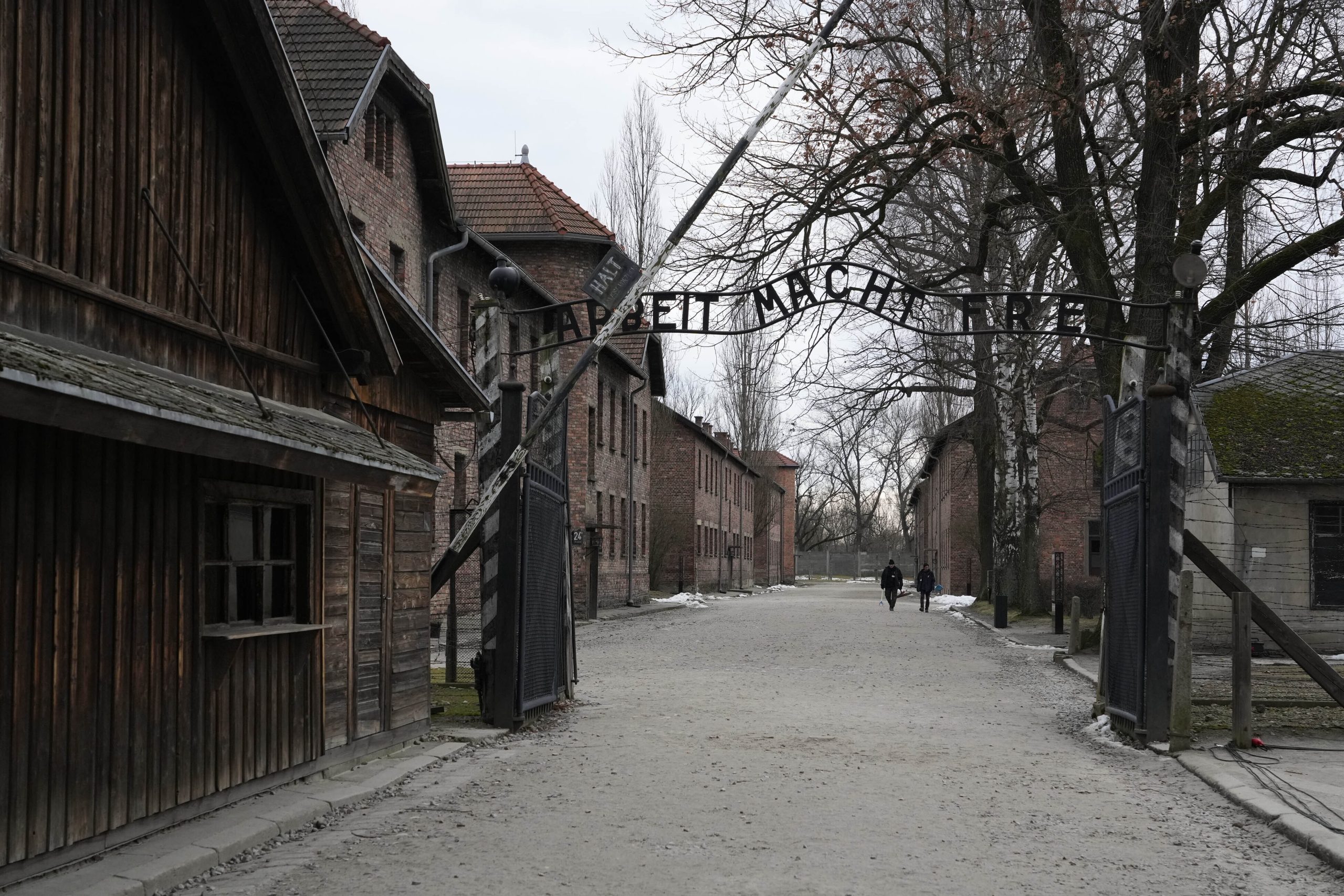 AUSCHWITZ-KRAKOV-VARSHAVË